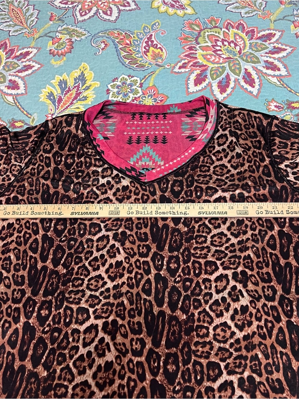 Sterling Kreek Pink Aztec/Leopard Reversible V-Neck 2X - Picture 10 of 10